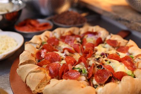 New pizza shop serving 'mountain-sized' pies in Colorado